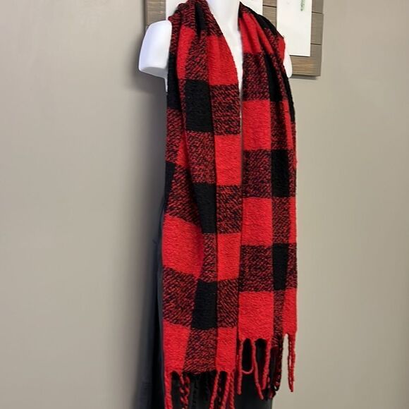 Old Navy Women’s Large Bright Red/Black Buffalo Checked Soft and Warm Scarf - Picture 3 of 6
